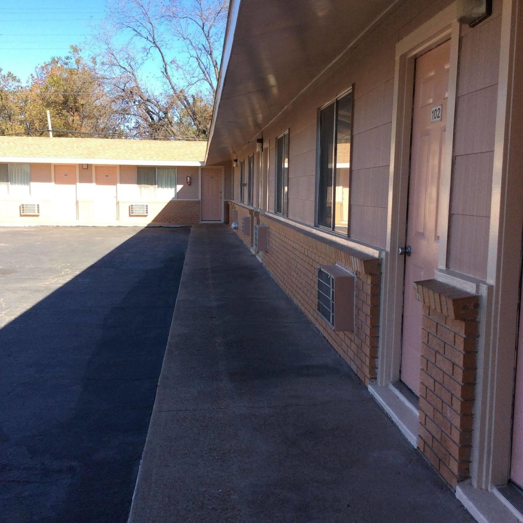Regency Inn Comanche Exterior photo